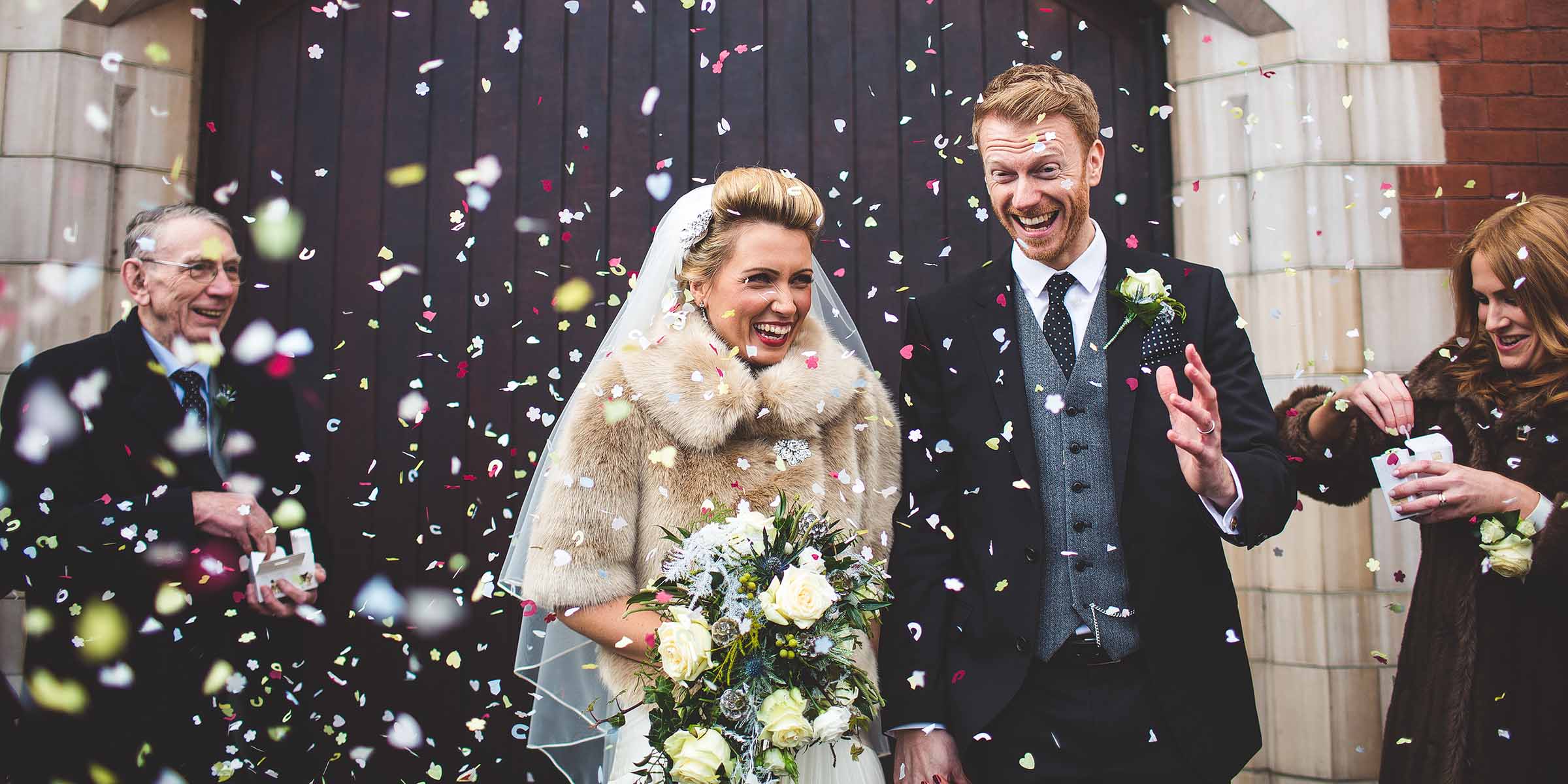 bruidspaar op een bruiloft in de winter net na de ceremonie
